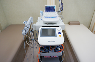 心電計（上）と血圧脈波検査装置（下）